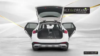 Vollständig entfaltet schmiegt sich die Auto Matratze im eleganten Magic Rosé passgenau an die edlen Konturen des Mercedes Benz GLC an.