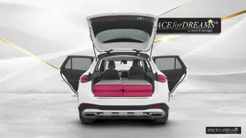  Die Auto Matratze erstrahlt in Magic Rosé und ist nach einem kurzen Klappvorgang sofort bereit für den erholsamen Urlaub.