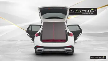 Breiten Sie das SPACEBED® in Magic Rosé aus und erleben Sie das unkomplizierte Schlafen im Auto von seiner allerschönsten Seite.