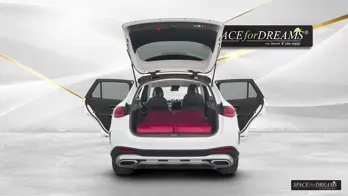 Die außergewöhnliche Farbe Magic Rosé verleiht dem Schlafen im Auto eine hochgradig exklusive Note für Ihren Premium-Urlaub.