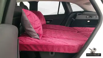 Mit der einzigartigen Matratze in Magic Rosé heben Sie das Schlafen im Auto ästhetisch und qualitativ auf das allerhöchste Niveau.