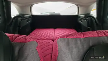 Sicher verstaut in der maßgeschneiderten Tasche im identischen Magic Rosé Design passt die Matratze extrem platzsparend in den Kofferraum beim Reisen.