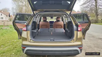 Schlafmatratze im Skoda Kodiaq 2 bei der einfachen Vorbereitung für das nächste Camping-Abenteuer.