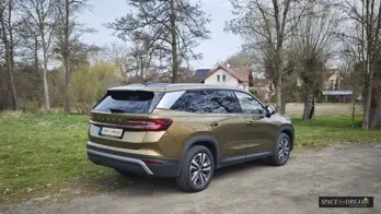 Der Skoda Kodiaq 2 mit beiger Automatratze ist ideal für all Ihre Outdoor-Aktivitäten und spontanes Camping gerüstet.