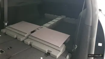Der seitliche Blick auf das S4D-System verdeutlicht, wie eine schiefe Rückbank begradigt wird, damit der darüberliegende Memory-Schaum seine volle ergonomische und stützende Wirkung entfalten kann.