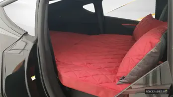 Der seitliche Blick ins Fahrzeug zeigt die herausragende Materialdicke der Magic Rose Matratze, die jeden sonst eher unkomfortablen Luftmatratzen-Camping-Trip in pures Glamping verwandelt.