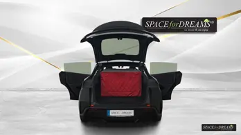 Die im gleichen Look verpackte Exclusive-Matratze wartet im Heckbereich auf ihren Einsatz; so bleibt der Kofferraum ästhetisch aufgeräumt und Sie sind stets befreit vom lauten Pumpgeräusch einer Luftmatratze.