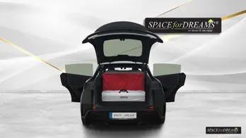 Gefaltetes Schaumstoffbett und gepacktes S4D-Nivelliersystem nebeneinander; dieses hochprofessionelle Setup stützt und schützt Ihre Wirbelsäule weitaus besser als jedes improvisierte Luftkissenlager.