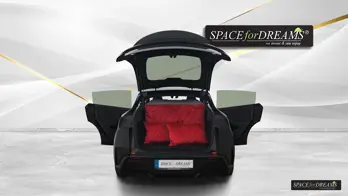 Die exklusive Tragetasche mitsamt den zugehörigen Komfort-Kissen im Kofferraum garantiert, dass Sie auf jeder Reise sofort panensicher und wolkenweich ruhen, ohne jemals eine Luftpumpe anstecken zu müssen.