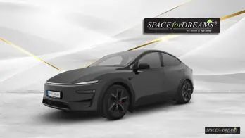 Die Frontansicht des Tesla Model Y zeigt das ideale Elektroauto für Roadtrips, in dem eine feste Schaumstoffmatratze weitaus komfortabler und wärmer ist als ein instabiles, kaltes Luftbett.