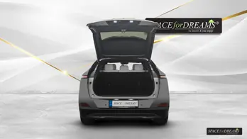 Die graue Auto Matratze SPACEBED® liegt flach im Xpeng G6 auf dem Nivelliersystem S4D.