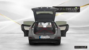 Die graue Faltmatratze SPACEBED® entfaltet im Xpeng G6 ihre Stabilität auf dem Nivelliersystem S4D.