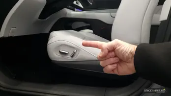 Die graue Klappmatratze SPACEBED® ist im Kofferraum des Xpeng G6 auf dem Nivelliersystem S4D ausgebreitet.