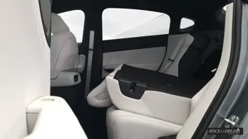 Hier sehen Sie die graue klappbare Matratze SPACEBED® im Xpeng G6 auf dem Nivelliersystem S4D.