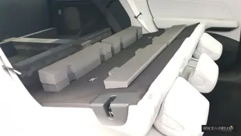   Die graue SPACEBED® - Kofferraum Matratze fügt sich nahtlos ins Heck des Xpeng G6 mit Nivelliersystem S4D ein.