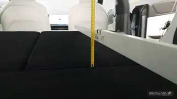 Diese Aufnahme zeigt die graue Matratze fürs Auto - SPACEBED® im Xpeng G6 mit Nivelliersystem S4D.