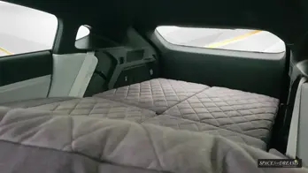 Diese graue klappbare Matratze SPACEBED® im Xpeng G6 Kofferraum mit Nivelliersystem S4D wirkt extrem einladend.