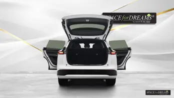   Die Magic Rosé klappbare Matratze SPACEBED® ist extrem komfortabel im Xpeng G9 ausgebreitet.