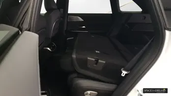  Zwei Personen schlafen bequem auf der Magic Rosé Klappmatratze SPACEBED® im Xpeng G9.