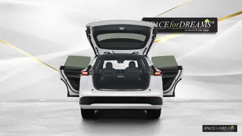 Eine gemütliche Magic Rosé Schlafmatratze SPACEBED® entfaltet sich auf dem Nivelliersystem S4D im Xpeng G9.