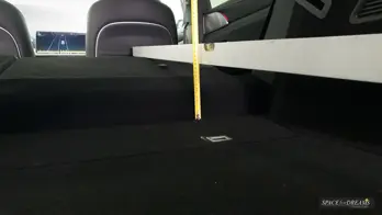   Die gefaltete Magic Rosé Matratze SPACEBED® im Xpeng G9 Kofferraum auf dem Nivelliersystem S4D.