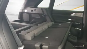   Eine weiche Magic Rosé Auto Matratze SPACEBED® macht das Camping im Xpeng G9 perfekt.