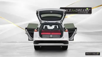    Die Ansicht zeigt die Magic Rosé Matratze SPACEBED® im Xpeng G9 auf dem Nivelliersystem S4D.