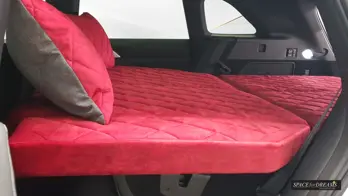   Die Magic Rosé Schlafmatratze SPACEBED® bereitet einen luxuriösen Schlafplatz im Xpeng G9.