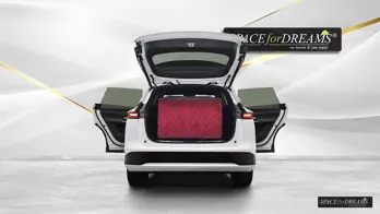   Die Detailansicht zeigt die Magic Rosé Matratze SPACEBED® im Xpeng G9 auf dem Nivelliersystem S4D.