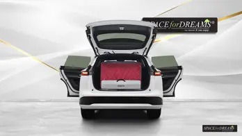   Die formstabile Magic Rosé Matratze SPACEBED® ist komplett ausgebreitet im Xpeng G9 zu sehen.