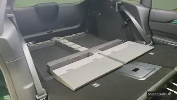 Schlafmatratze SPACEBED® bereitet für Camping im Zeekr 7X mit Nivelliersystem S4D