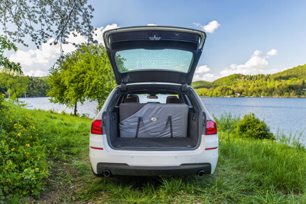 Schlafen im Auto. Schlafset zur bequemen Übernachtung im Auto (auch für  Camping oder zu Hause)