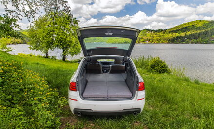 Schlafen im Auto. Schlafset zur bequemen Übernachtung im Auto (auch für  Camping oder zu Hause)